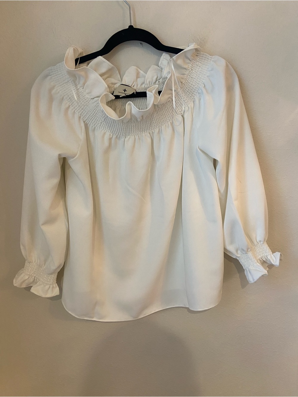Tuckernuck Marguerite White Off Shoulder Smocked Ruffle Blouse M - Picture 2 of 5